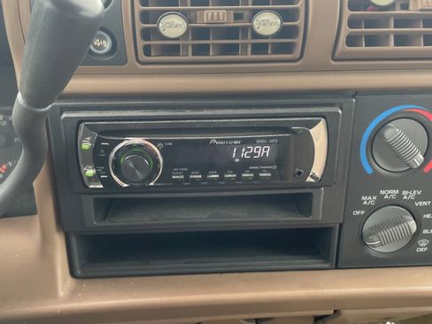 Used 1995 Chevrolet Blazer 4dr 4WD image 19