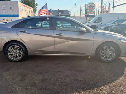 Used 2024 Hyundai Elantra SEL FWD image 11