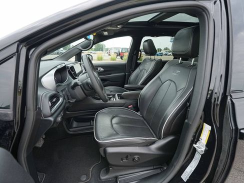 Used 2025 Chrysler Pacifica Limited FWD image 17