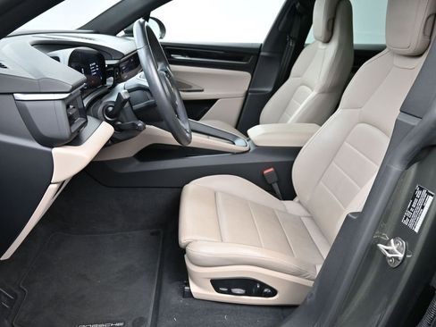 Certified 2025 Porsche Macan Electric image 7