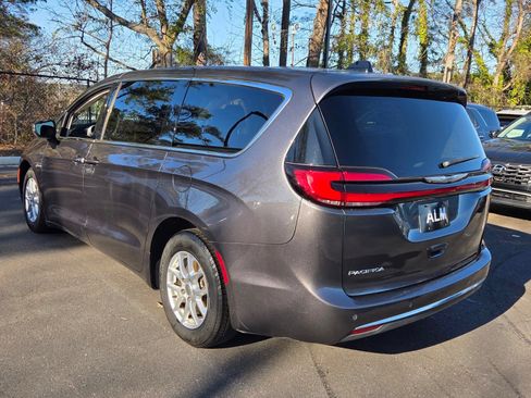 Used 2023 Chrysler Pacifica Touring-L FWD image 3