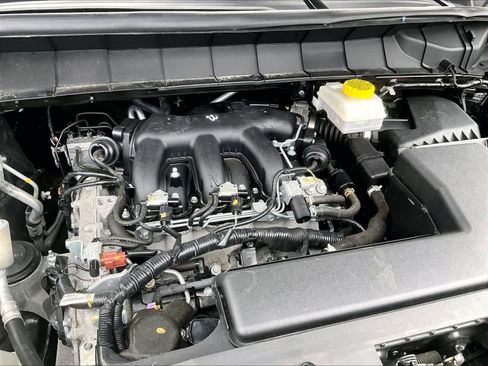 Used 2024 Nissan Pathfinder S image 34