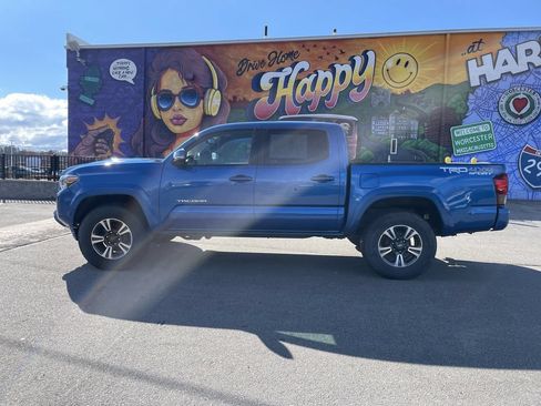 Used 2018 Toyota Tacoma TRD Sport AWD/4WD image 2