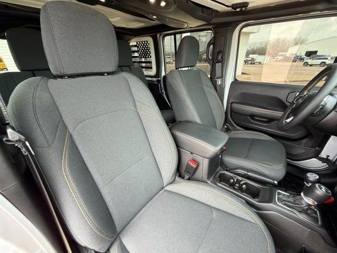 Used 2024 Jeep Wrangler Sahara image 31