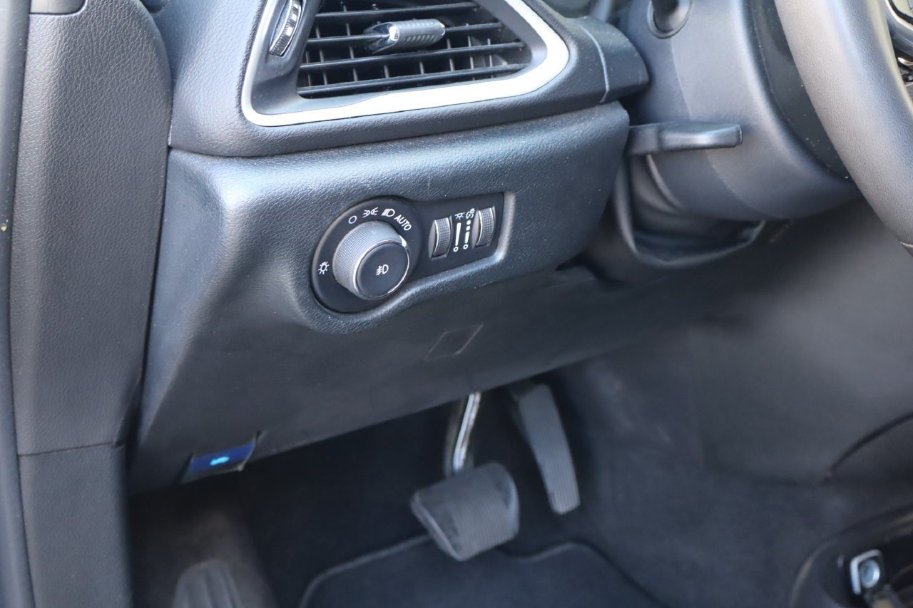 Used 2025 Chrysler Pacifica Select FWD image 24