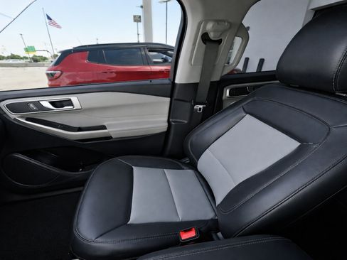 Used 2023 Ford Explorer XLT w/ Equipment Group 202A AWD/4WD image 9