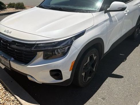 Used 2024 Kia Seltos EX FWD image 2