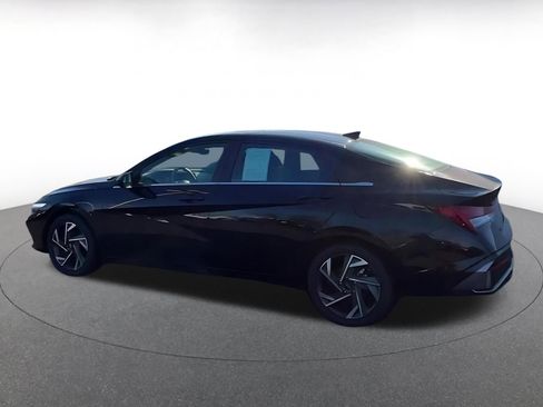 Used 2025 Hyundai Elantra SEL image 11