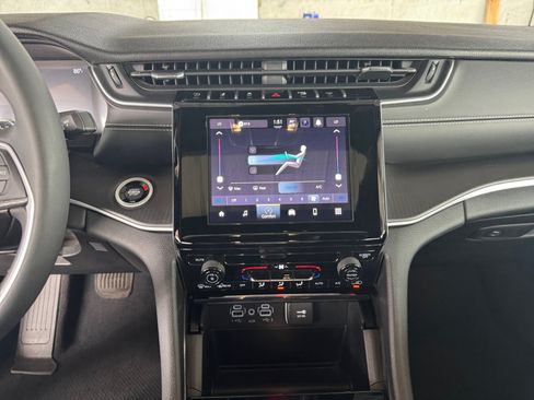 Used 2024 Jeep Grand Cherokee Laredo X RWD image 17