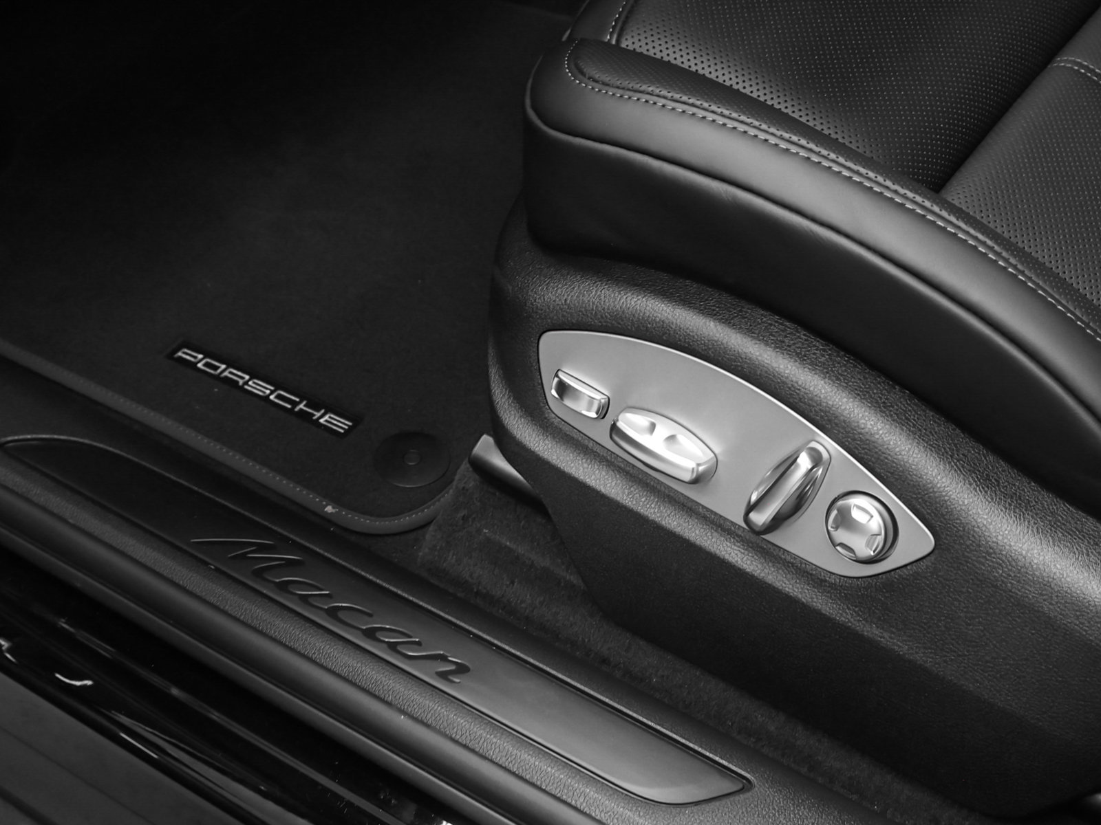 Certified 2026 Porsche Macan AWD/4WD image 26