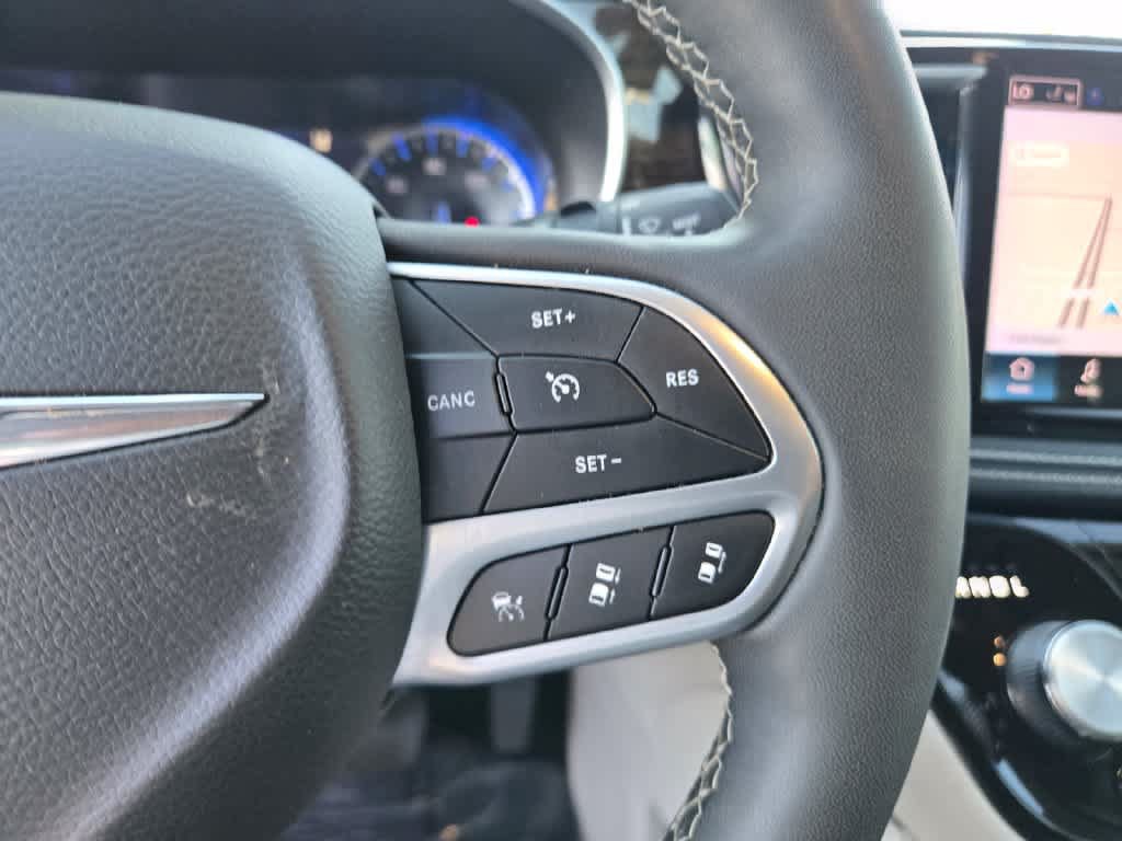 Used 2024 Chrysler Pacifica Limited FWD image 18