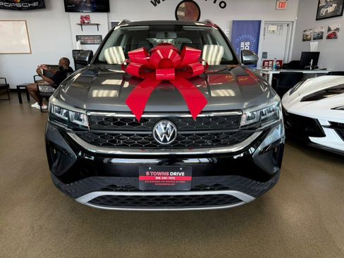 Used 2022 Volkswagen Taos SE w/ Panoramic Sunroof Package image 5