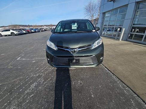 Used 2020 Toyota Sienna XLE image 2
