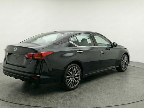 Used 2025 Nissan Altima 2.5 SV image 9