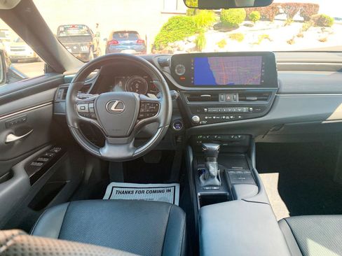 Used 2022 Lexus ES 300h FWD image 2