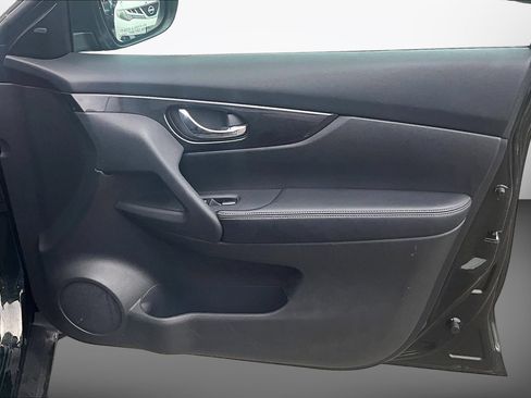 Used 2018 Nissan Rogue SV AWD/4WD image 19