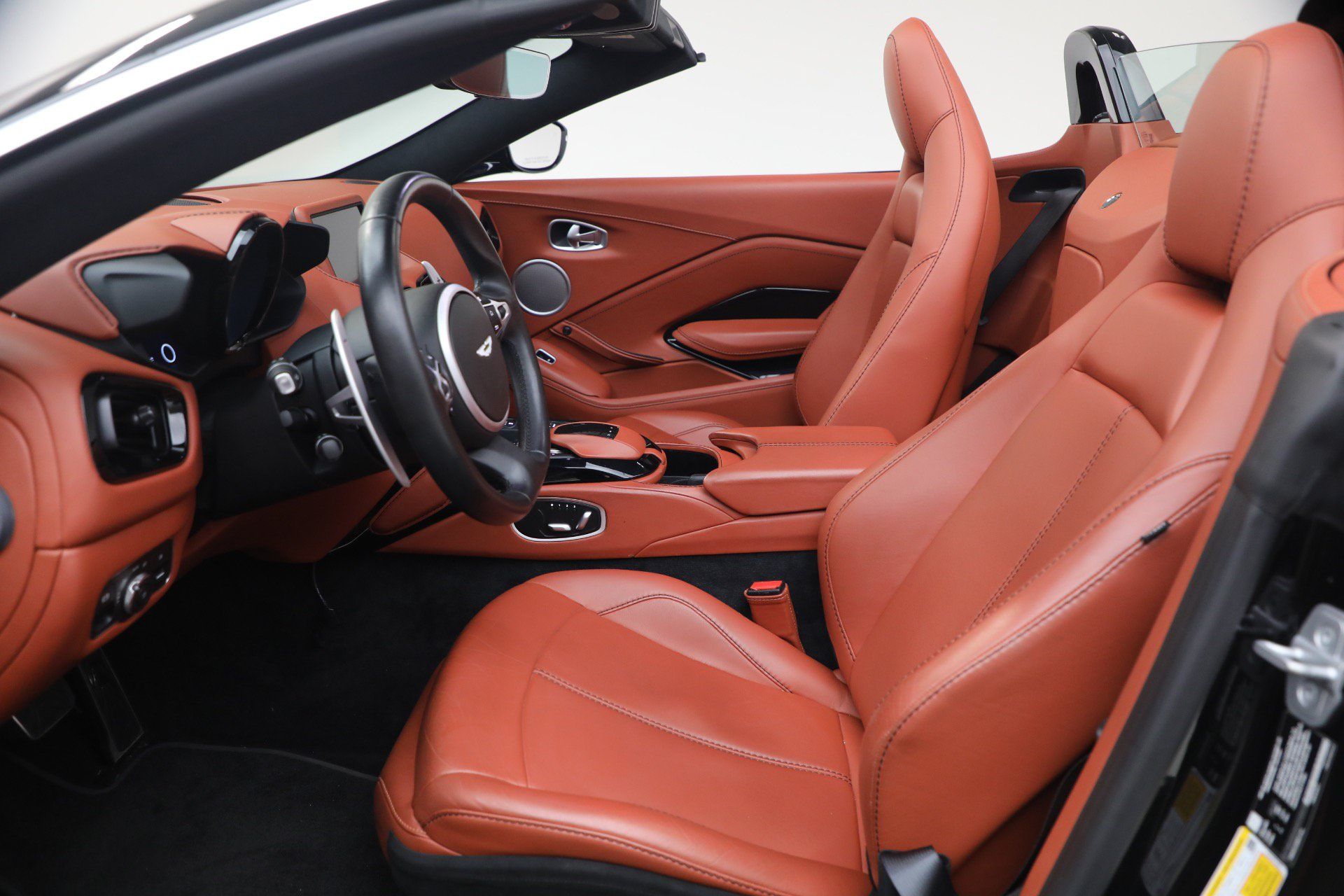 Used 2021 Aston Martin V8 Vantage Roadster RWD image 26