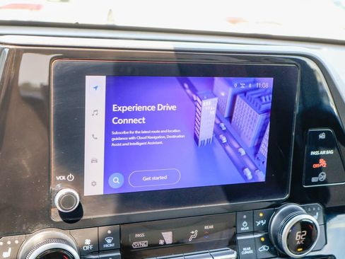 Used 2025 Toyota Highlander XLE FWD image 4