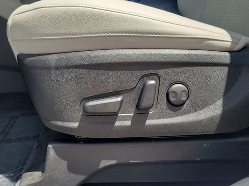 Used 2025 Kia Telluride EX w/ EX Captain's Chair Package AWD/4WD image 19