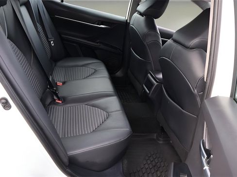Certified 2020 Toyota Camry SE image 18