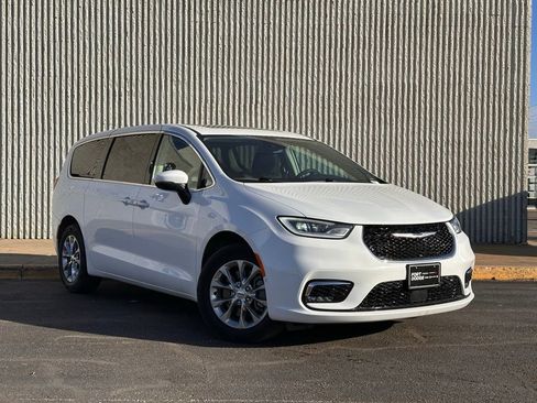 Used 2023 Chrysler Pacifica Touring-L w/ Uconnect Theater Family Group AWD/4WD image 6