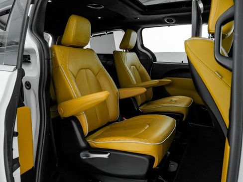 Used 2023 Chrysler Pacifica Pinnacle image 30