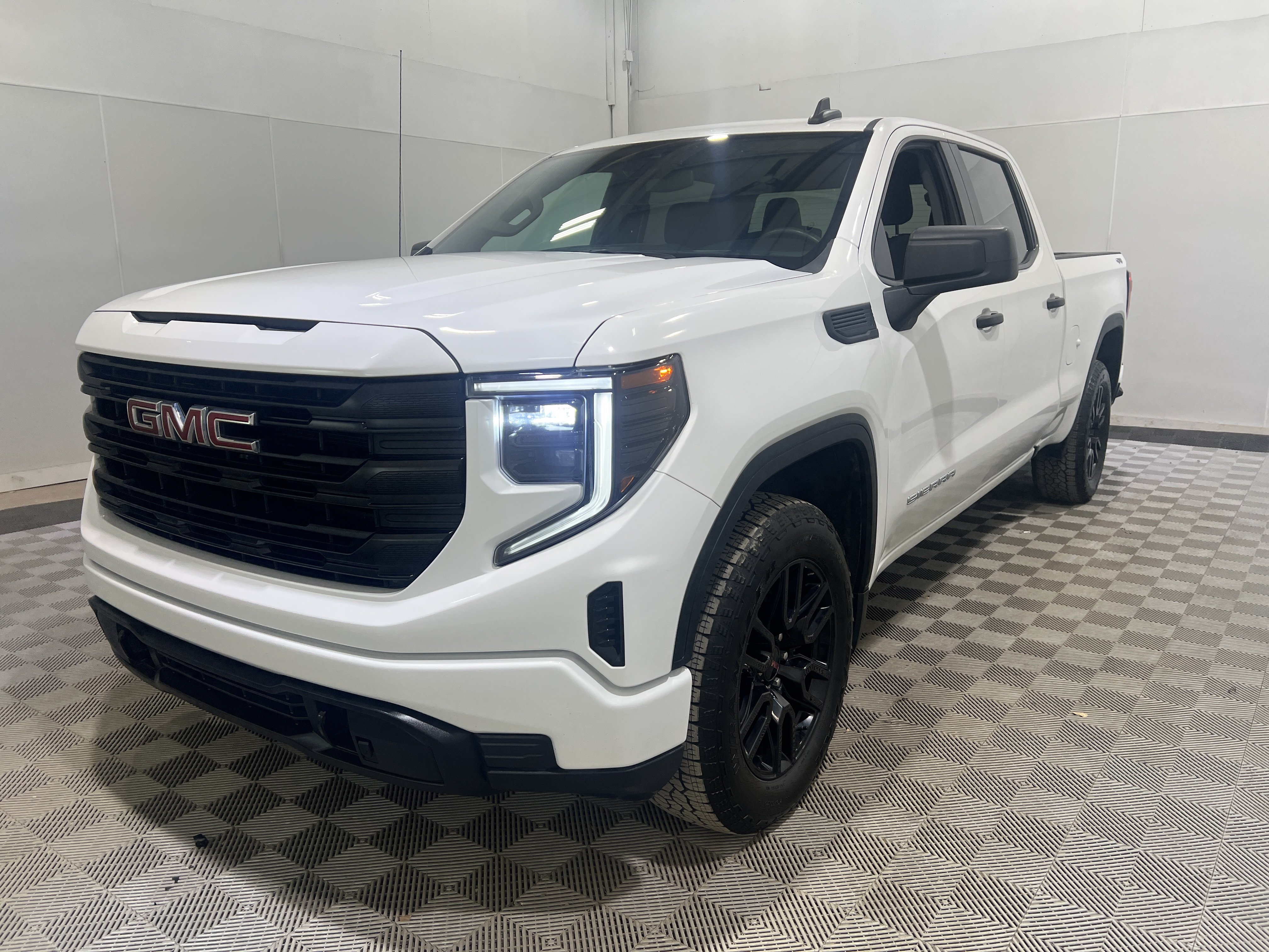 Used 2024 GMC Sierra 1500 Pro w/ Graphite Edition AWD/4WD image 1