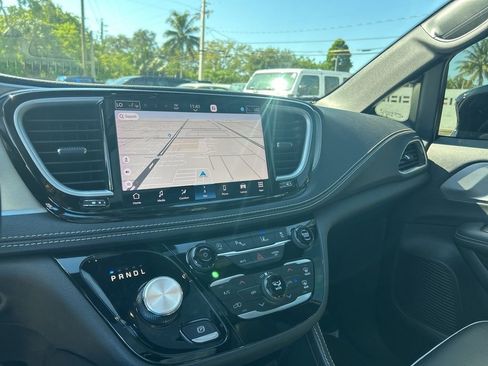 Used 2024 Chrysler Pacifica Limited w/ S Appearance Package image 11