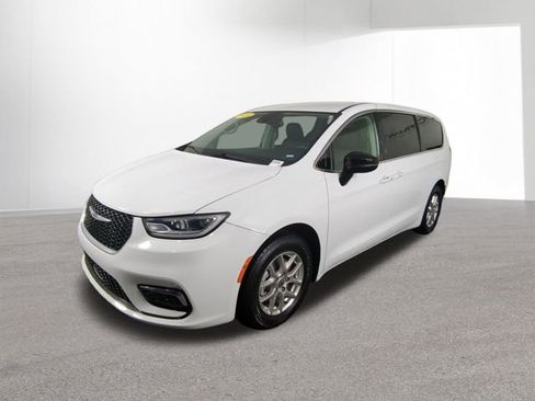 Used 2024 Chrysler Pacifica Touring-L FWD image 40
