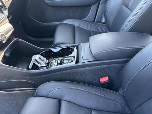 Used 2024 Volvo XC40 B5 Plus image 16