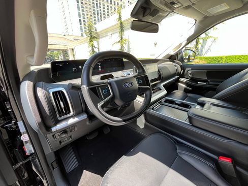 Used 2025 Ford Expedition Max Platinum AWD/4WD image 16