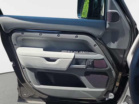 Used 2025 Land Rover Defender 110 S image 27