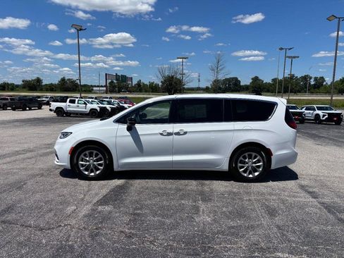 Used 2026 Chrysler Pacifica Limited FWD image 2