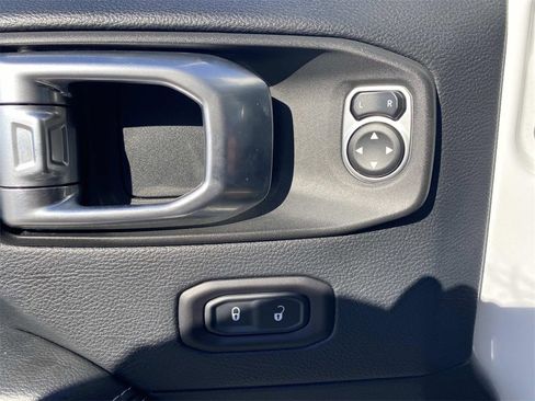 Used 2018 Jeep Wrangler Unlimited Sahara image 13