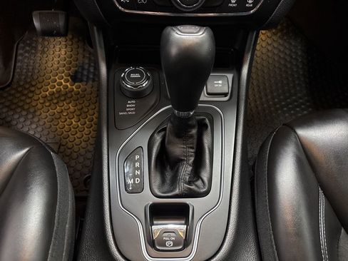 Used 2019 Jeep Cherokee Latitude Plus w/ Cold Weather Group image 17