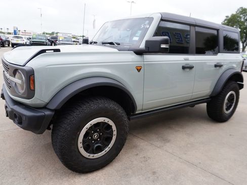 Used 2023 Ford Bronco Badlands AWD/4WD image 3