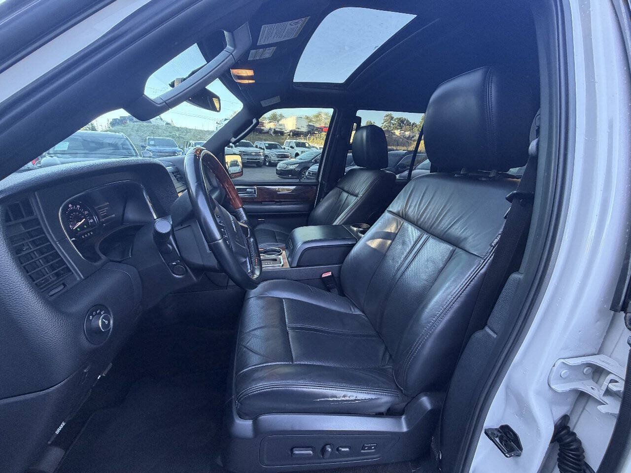 Used 2015 Lincoln Navigator 2WD image 16