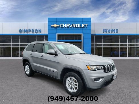 Used 2019 Jeep Grand Cherokee Laredo image 2