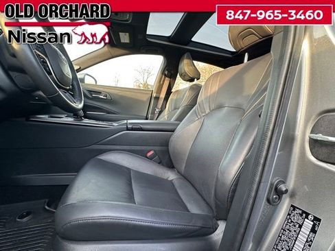 Used 2023 Toyota Crown Limited image 12