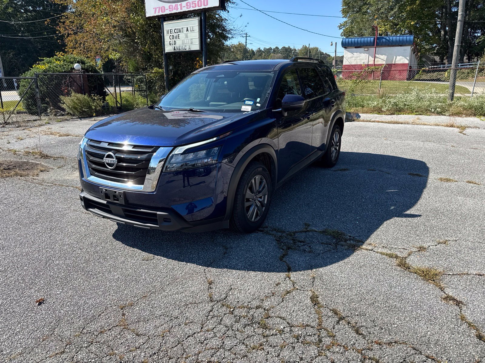 Used 2025 Nissan Pathfinder SV FWD image 1
