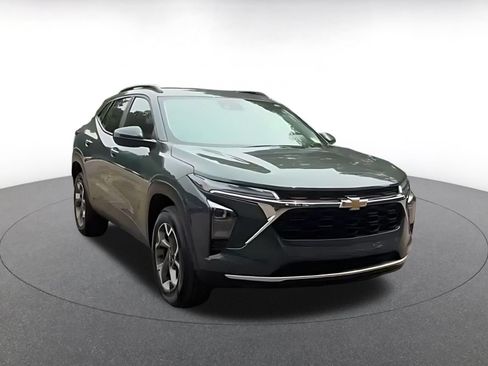 Used 2025 Chevrolet Trax LT w/ LT Convenience Package FWD image 3