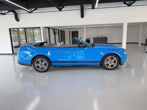 Used 2010 Ford Mustang Premium RWD image 4