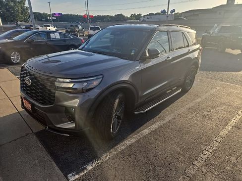 Used 2025 Ford Explorer ST-Line w/ Premium Package RWD image 2