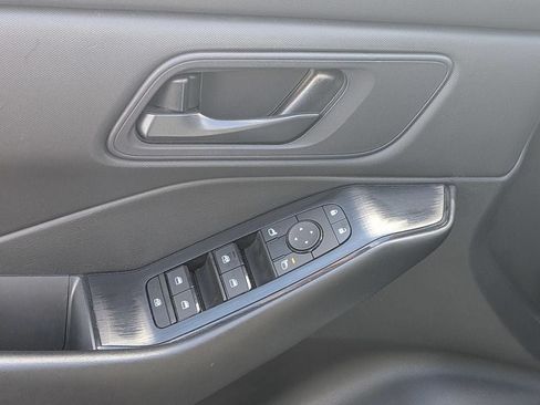 Used 2024 Nissan Rogue S AWD/4WD image 11