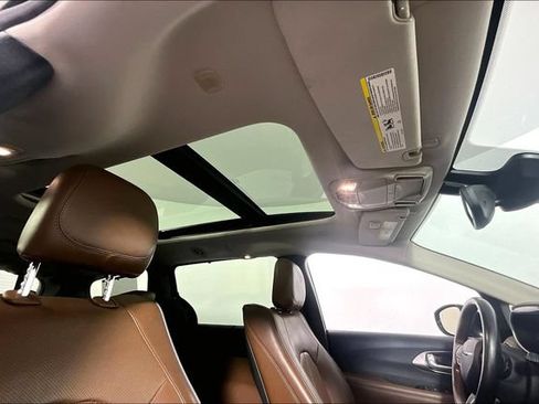 Used 2017 Chrysler Pacifica Limited w/ UConnect Theater Package FWD image 21