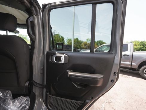 Used 2023 Jeep Gladiator Sport AWD/4WD image 11