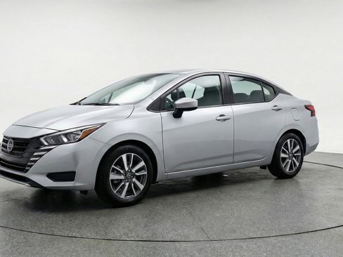 Used 2025 Nissan Versa SV image 3