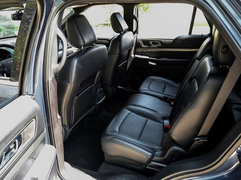 Used 2018 Ford Explorer XLT w/ Equipment Group 202A FWD image 48