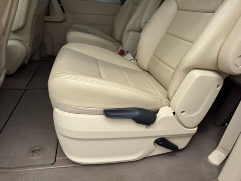 Used 2010 Volkswagen Routan SEL FWD image 9