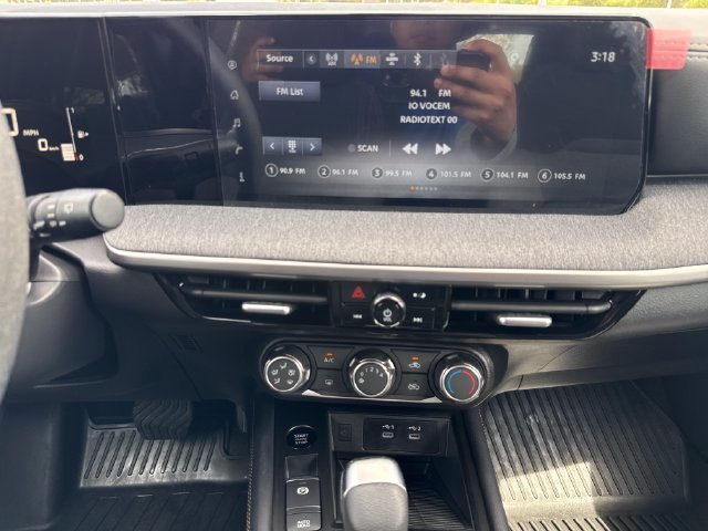 Used 2025 Nissan Kicks SV AWD/4WD image 19